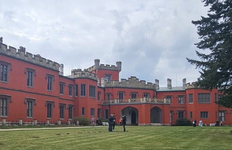 Na kole: Zámek Hrádek u Nechanic aneb proč jsme Češi jako Osice a ne jako Brno