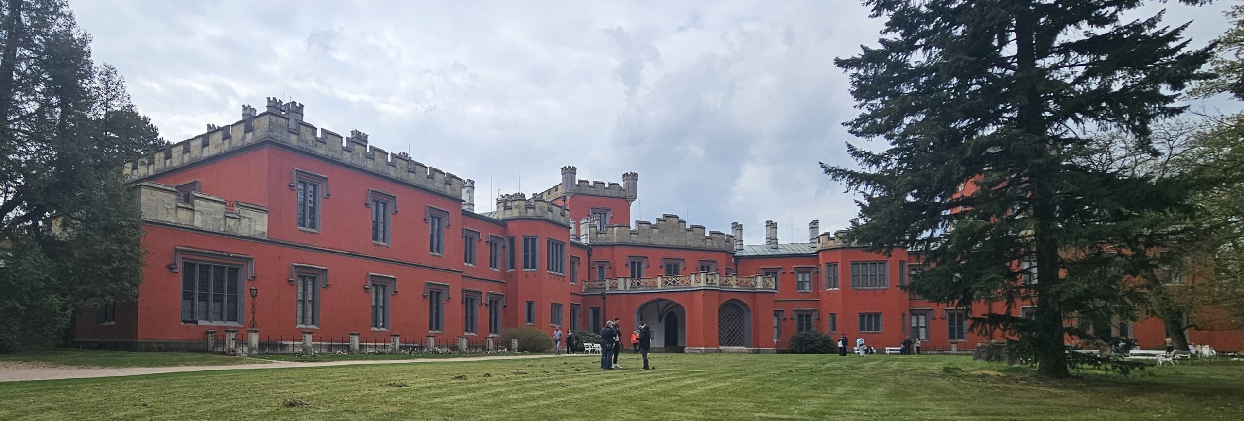 Na kole: Zámek Hrádek u Nechanic aneb proč jsme Češi jako Osice a ne jako Brno